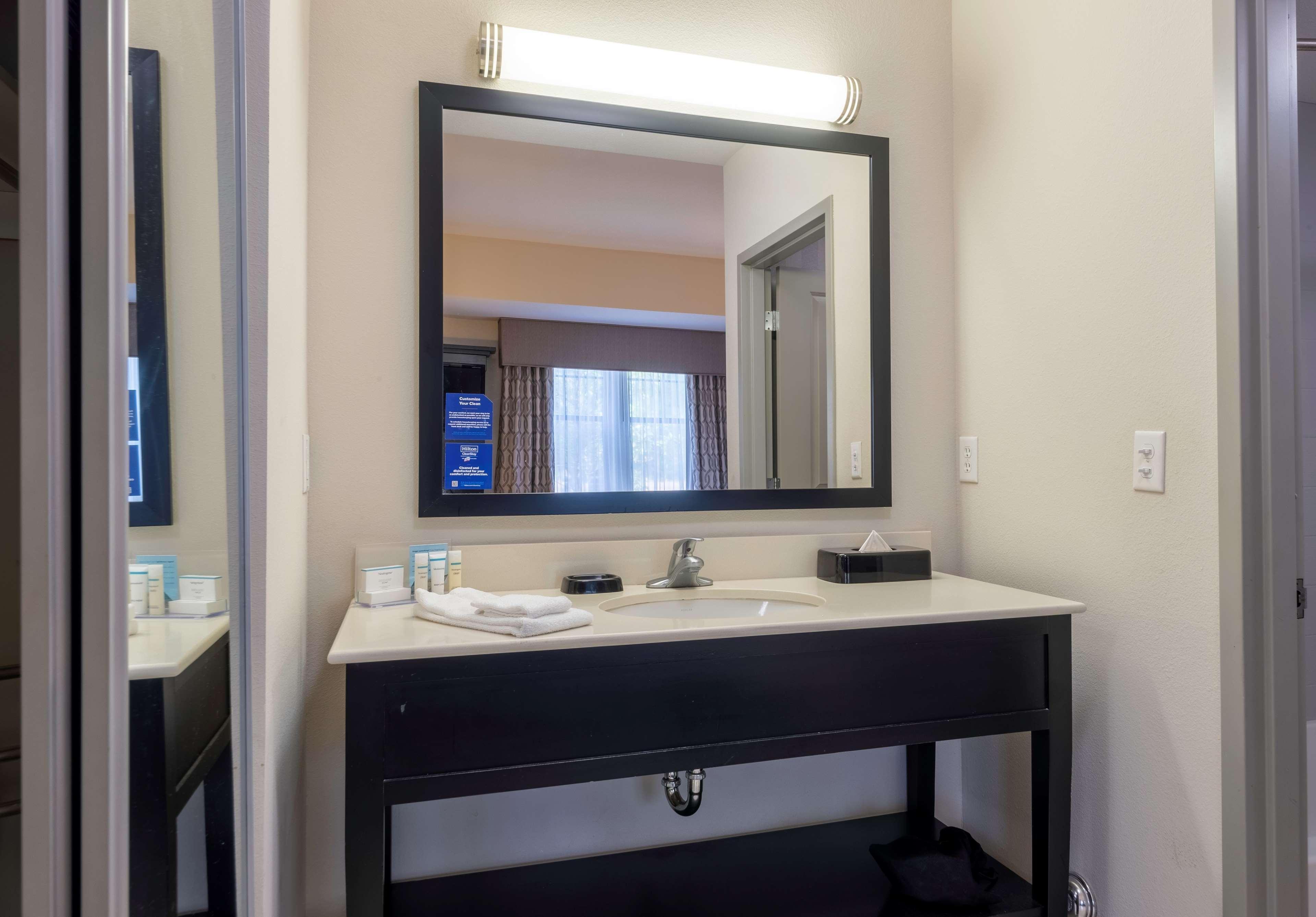 Hampton Inn & Suites Дюпон Екстериор снимка