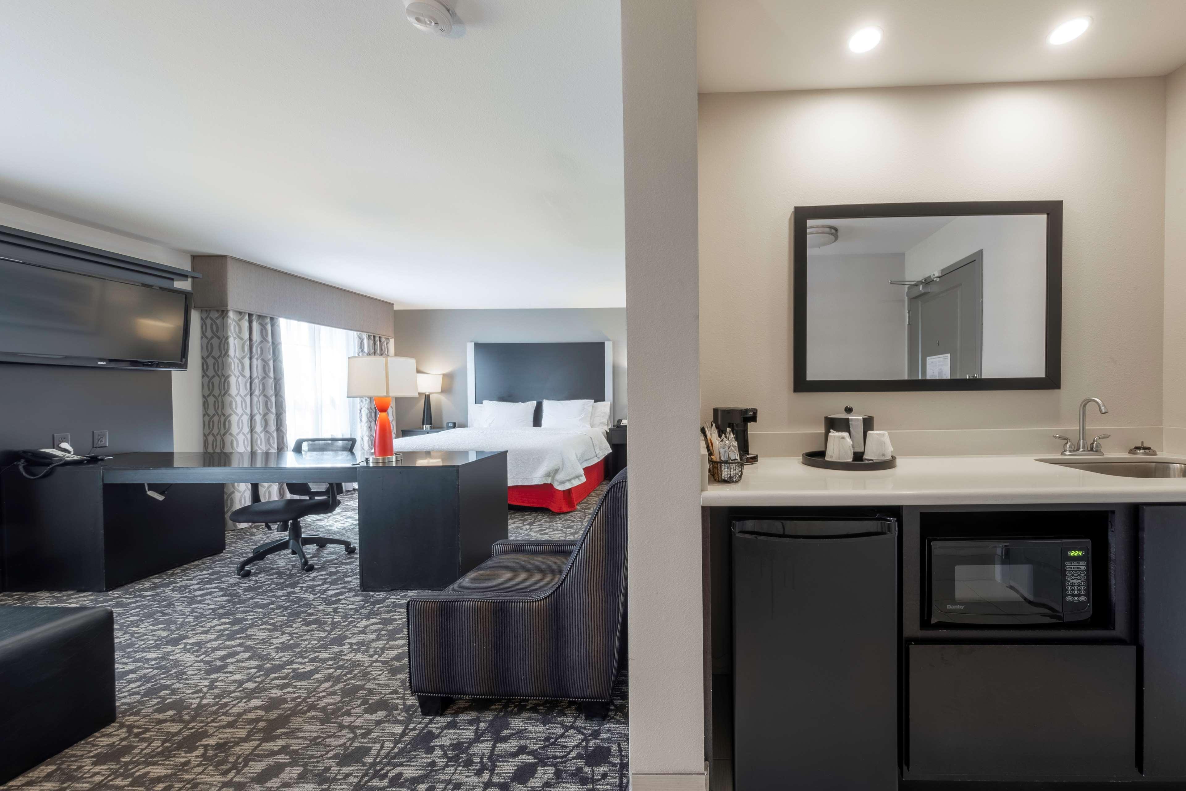 Hampton Inn & Suites Дюпон Екстериор снимка